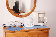 Ausstattung mit Kaffeemaschine, Wasserkocher, Geschirr und Besteck Zimmer 1 | Gästehaus Funk