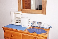 Ausstattung mit Kaffeemaschine, Wasserkocher, Geschirr und Besteck Zimmer 3 | Gästehaus Funk