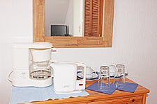Ausstattung mit Kaffeemaschine, Wasserkocher, Geschirr und Besteck Zimmer 4 | Gästehaus Funk